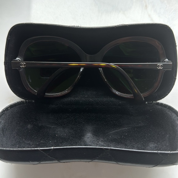 CHANEL sunglasses and leather case - Picture 2 of 9